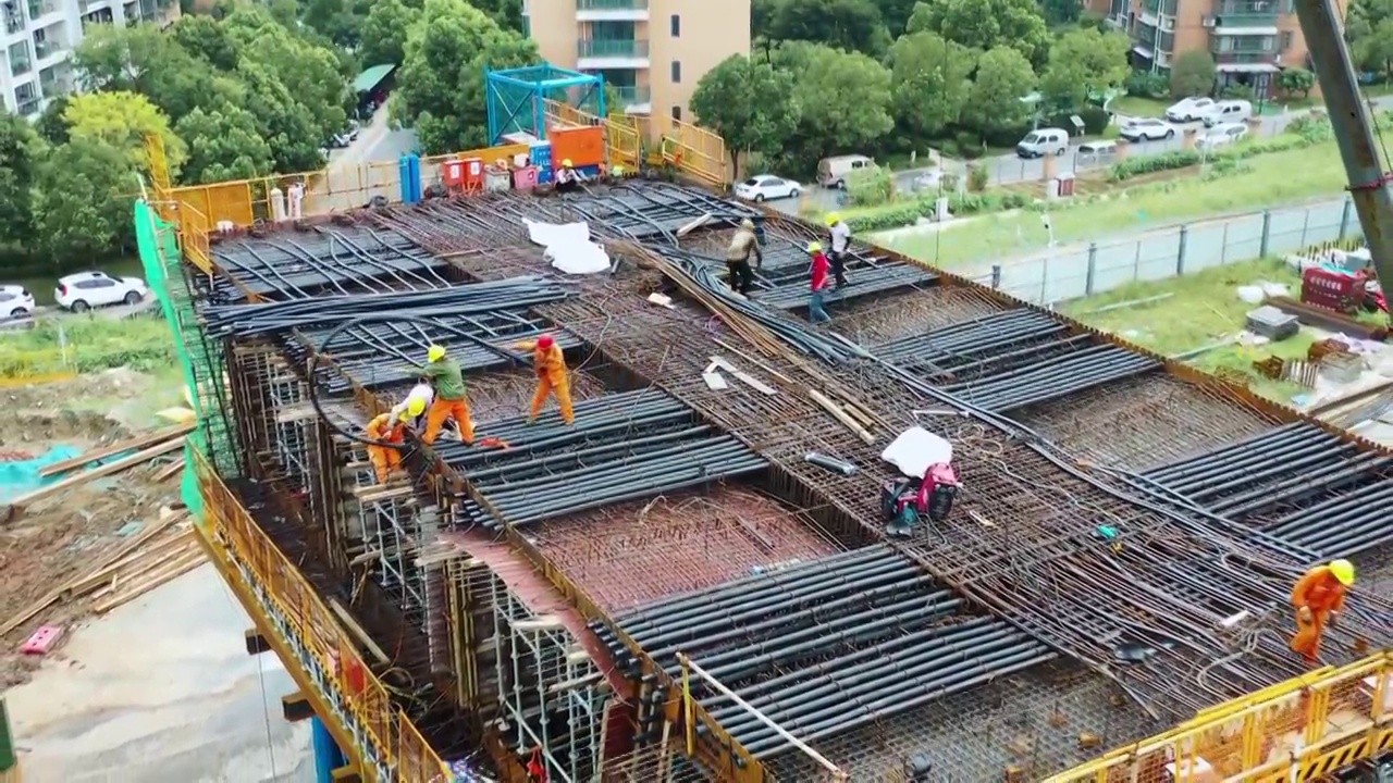 4K近距离航拍高空作业的建筑工人素材视频素材画面4