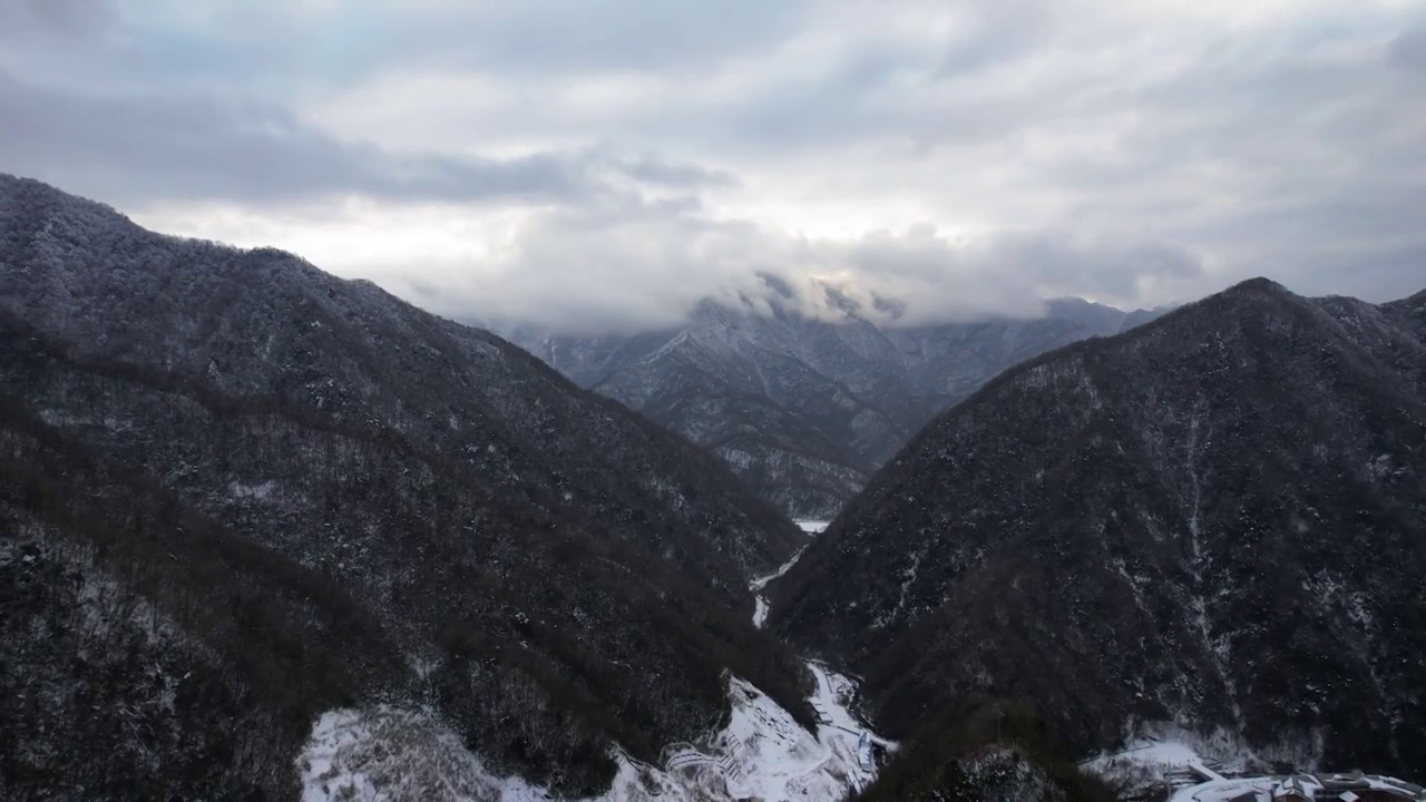 航拍冬天湖北神农架山峰雪景视频素材