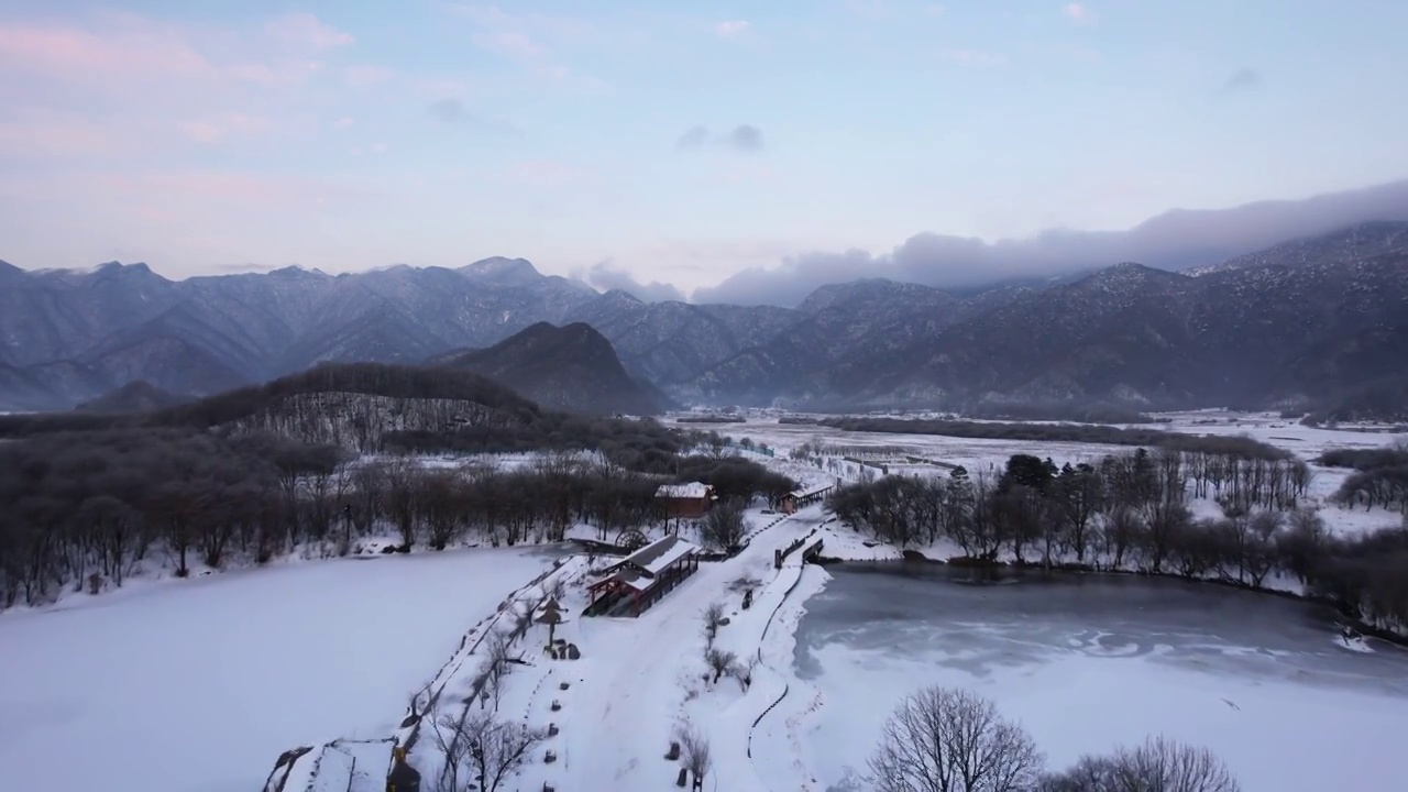 航拍冬天湖北神农架大九湖雪景自然风光视频素材