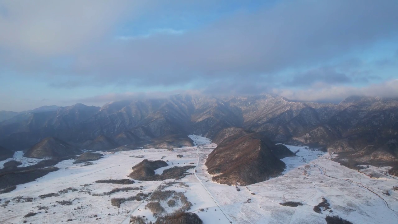 航拍冬天湖北神农架大九湖雪景自然风光视频素材