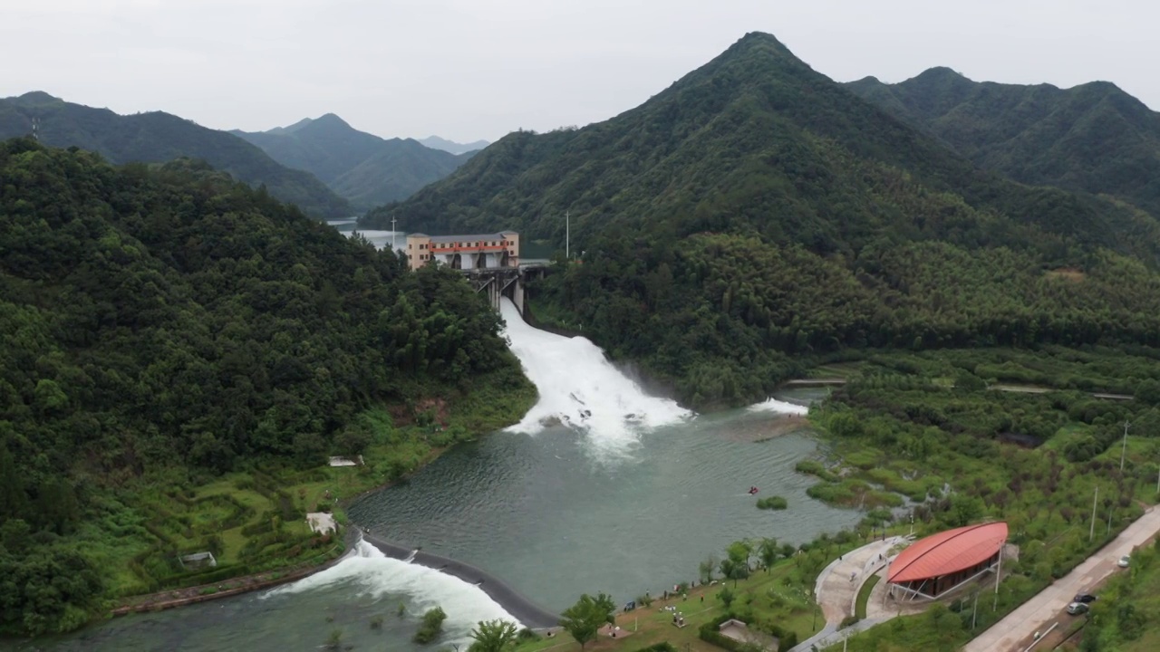 水平画幅航拍视角拍摄金华安地水库溢洪道夏日泄洪视频素材