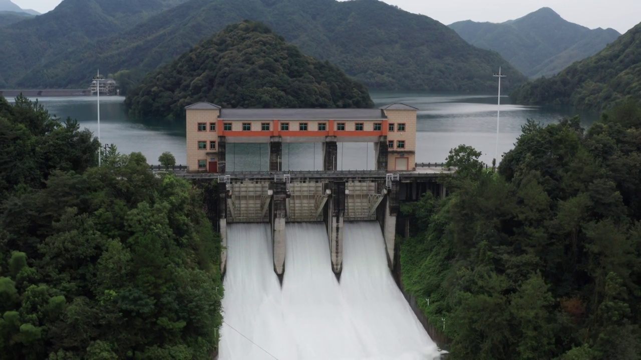 水平画幅航拍视角拍摄金华安地水库溢洪道夏日泄洪视频素材