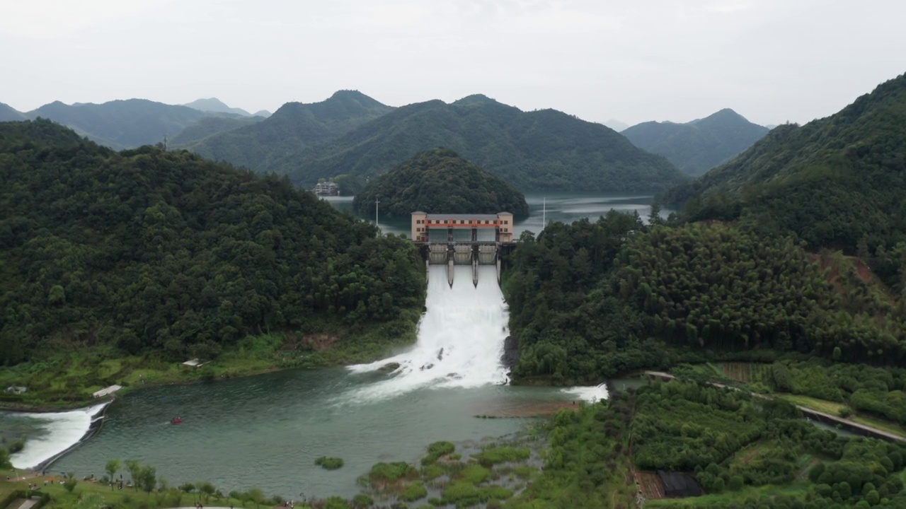 水平画幅航拍视角拍摄金华安地水库溢洪道夏日泄洪视频素材