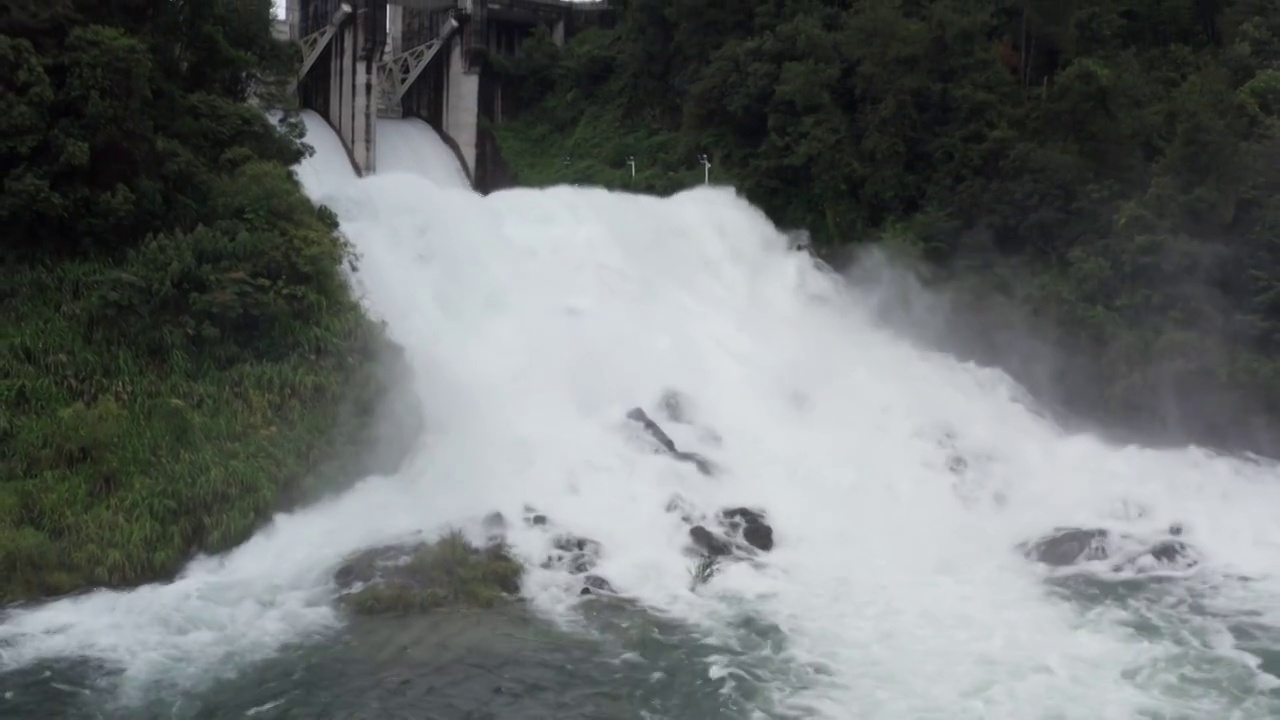 水平画幅航拍视角拍摄水库溢洪道夏日泄洪视频素材