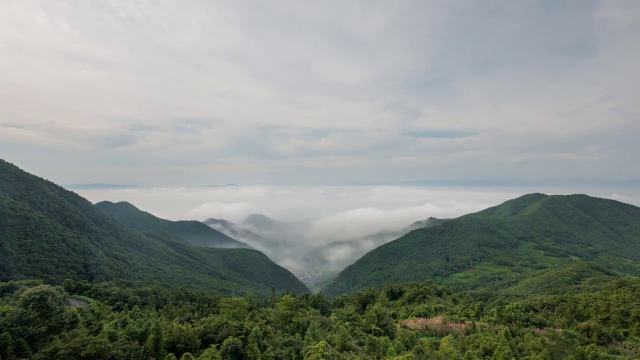 水平视角拍摄两座山中间升起云海延时摄影视频视频素材