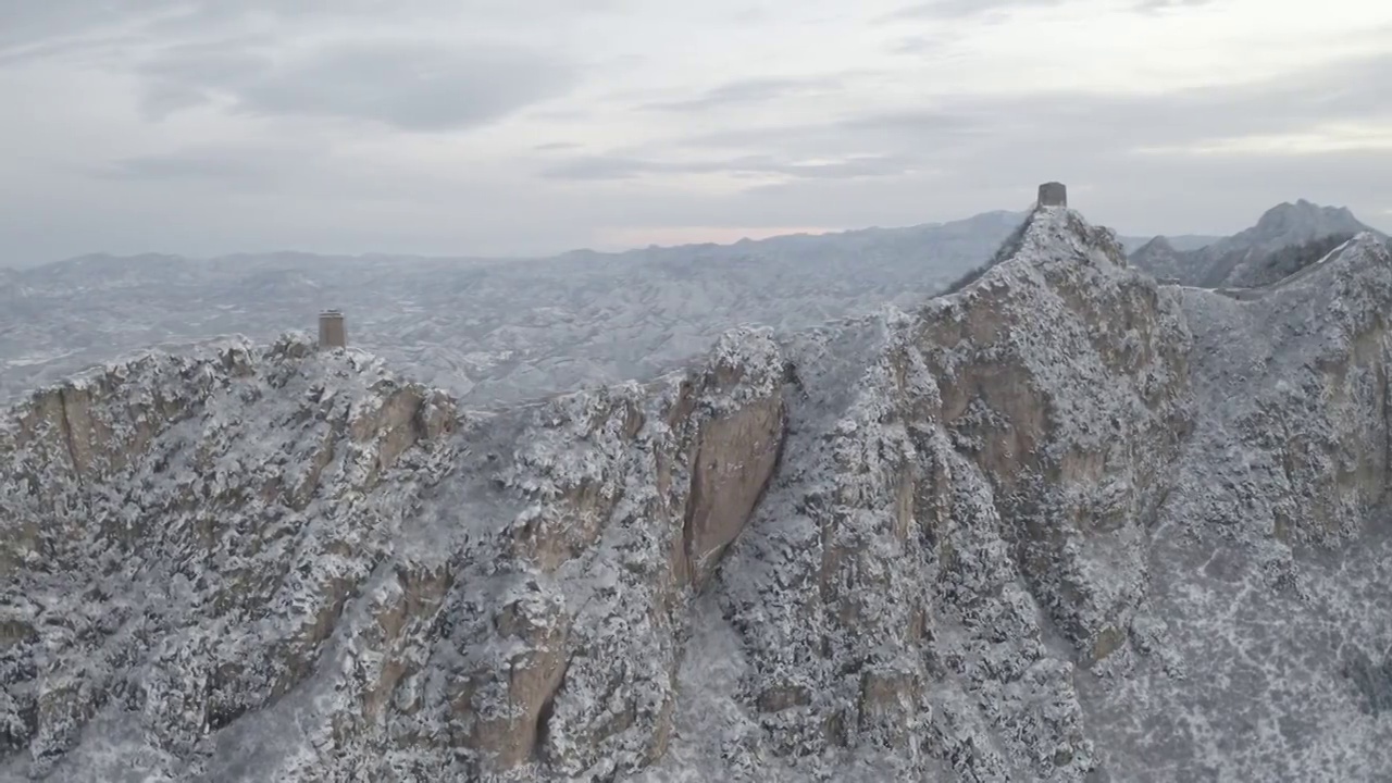 航拍司马台长城单边墙雪景视频素材