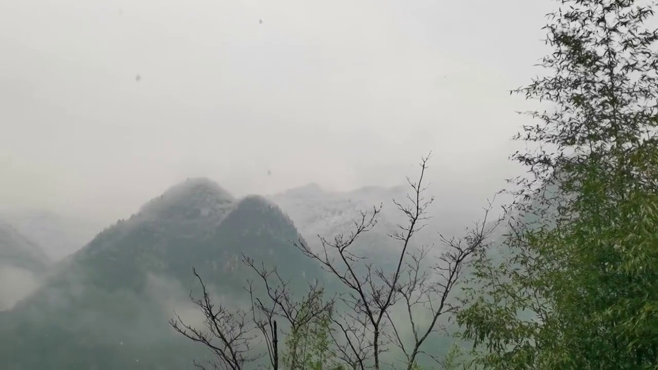 大山里下雪的场景视频素材