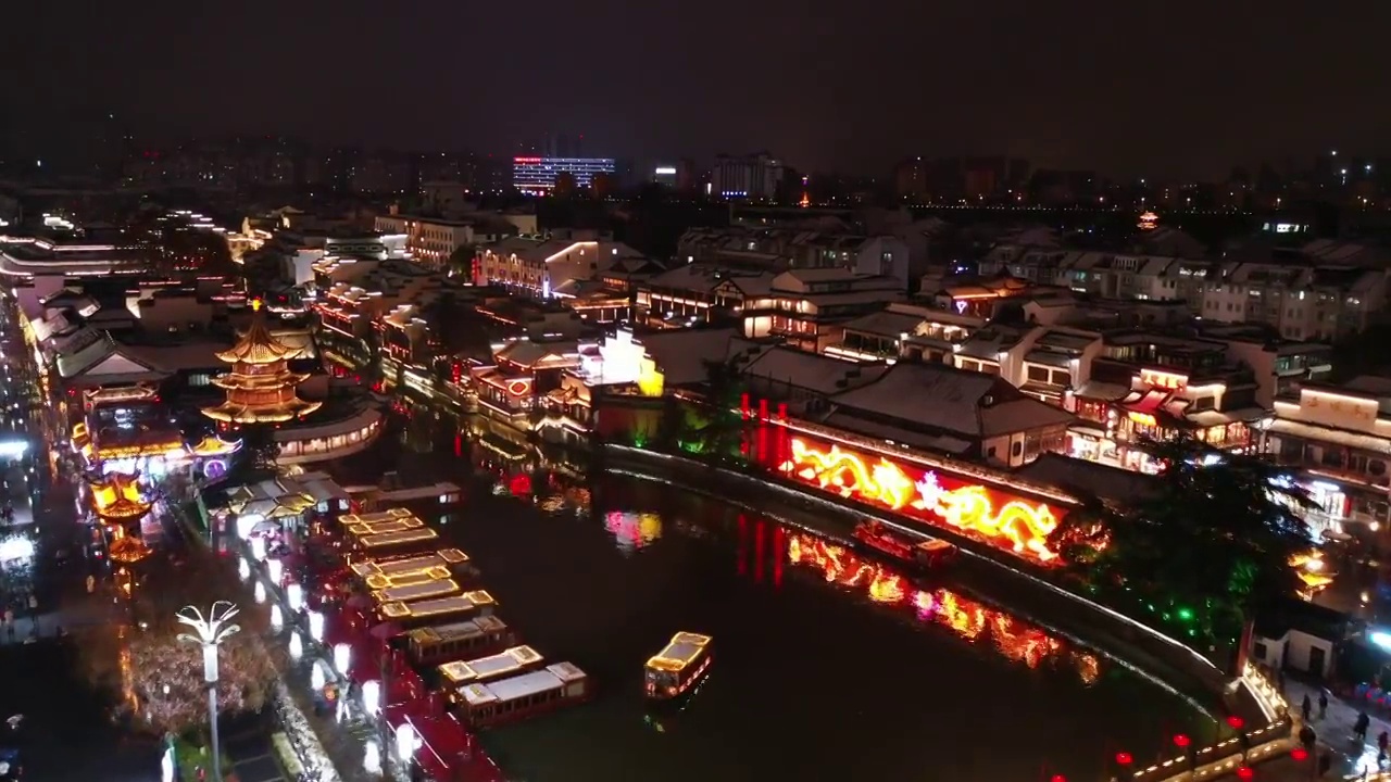 风雪中的南京夫子庙秦淮河夜景雪景，观光船风光视频素材