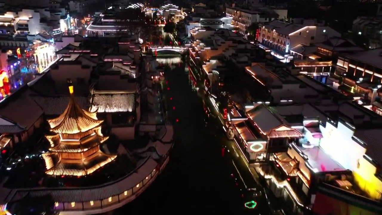 风雪中的南京夫子庙秦淮河的夜景雪景航拍风光视频素材