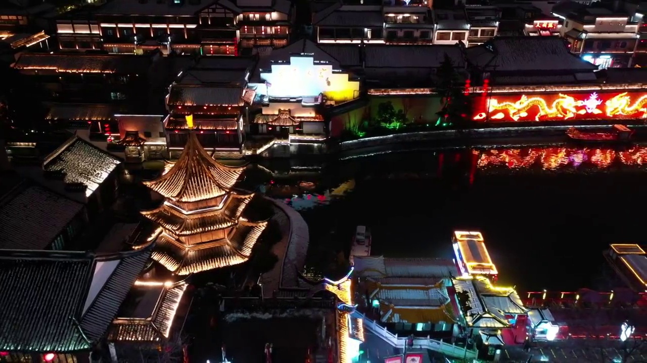 风雪中的南京夫子庙，秦淮河夜景，雪景航拍风光视频素材