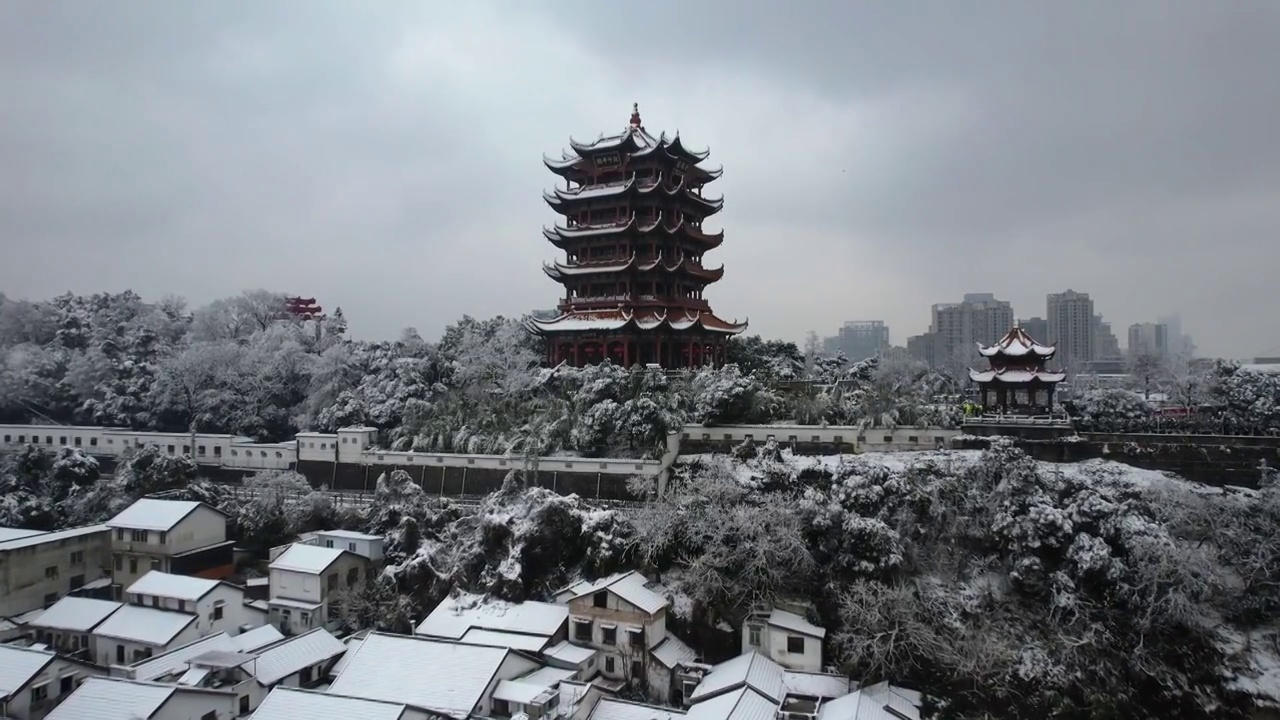 武汉地标古建筑黄鹤楼冬天雪景视频素材