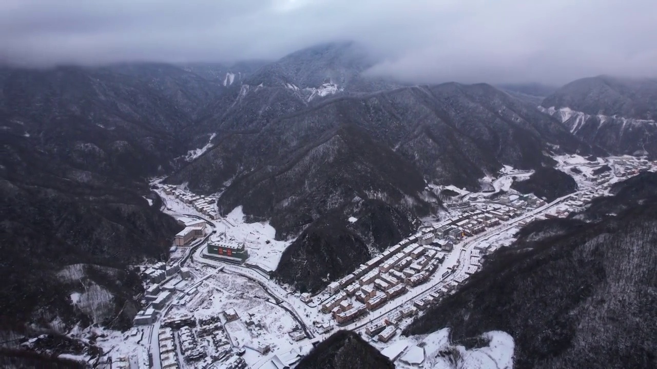 航拍湖北神农架景区山谷古镇雪景视频素材