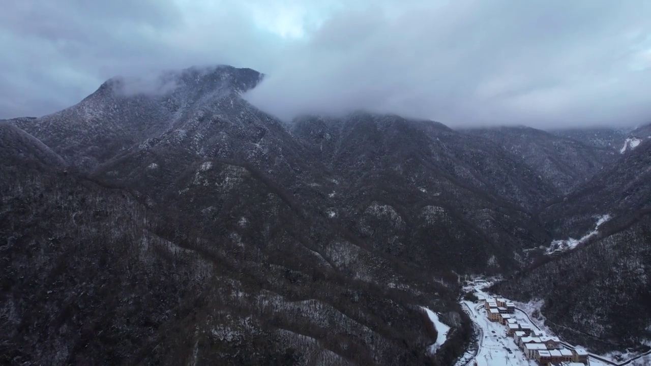 冬天雪景航拍湖北神农架山谷积雪古镇村庄视频素材