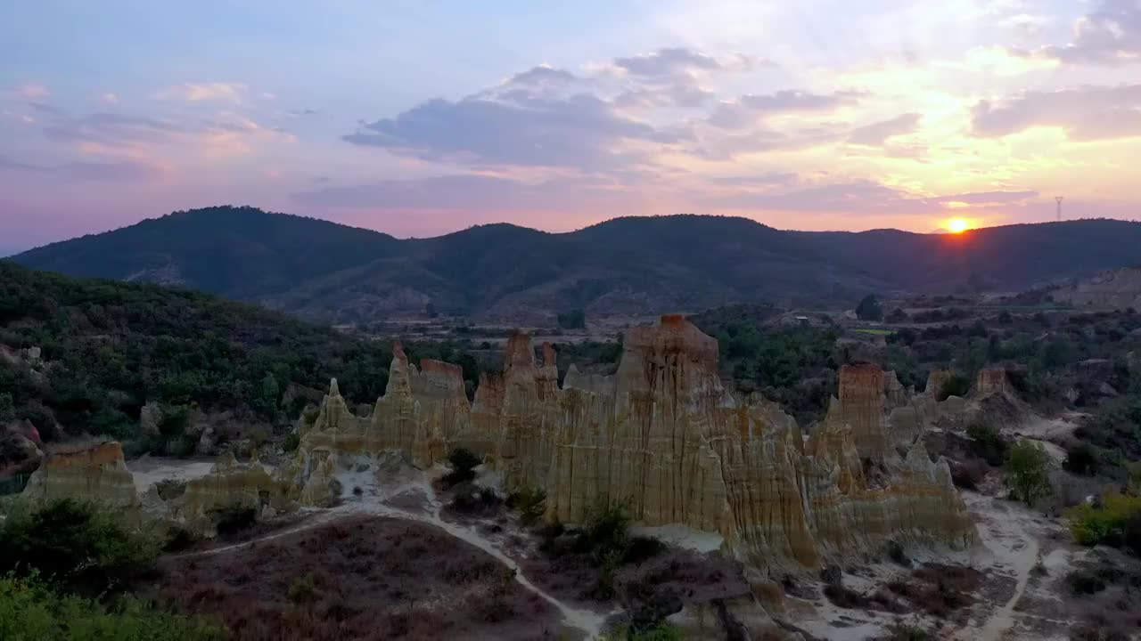 云南，楚雄元谋，浪巴铺土林航拍俯拍视频素材