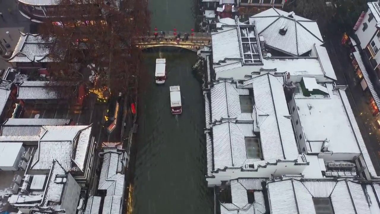 风雪中的南京夫子庙秦淮河，江南贡院的雪景航拍风光视频素材