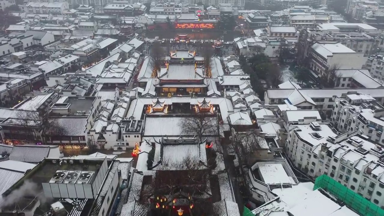 风雪中的南京夫子庙秦淮灯会，雪景风光视频素材