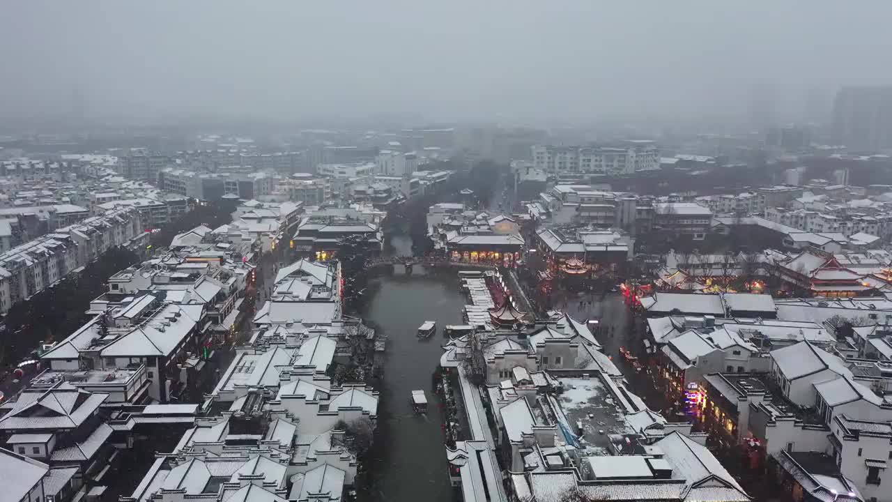 风雪中的南京夫子庙秦淮河风光带，秦淮河的雪景风光视频素材