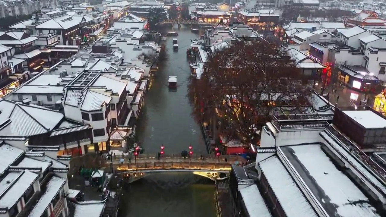 风雪中的南京夫子庙秦淮河，江南贡院的雪景航拍风光视频素材