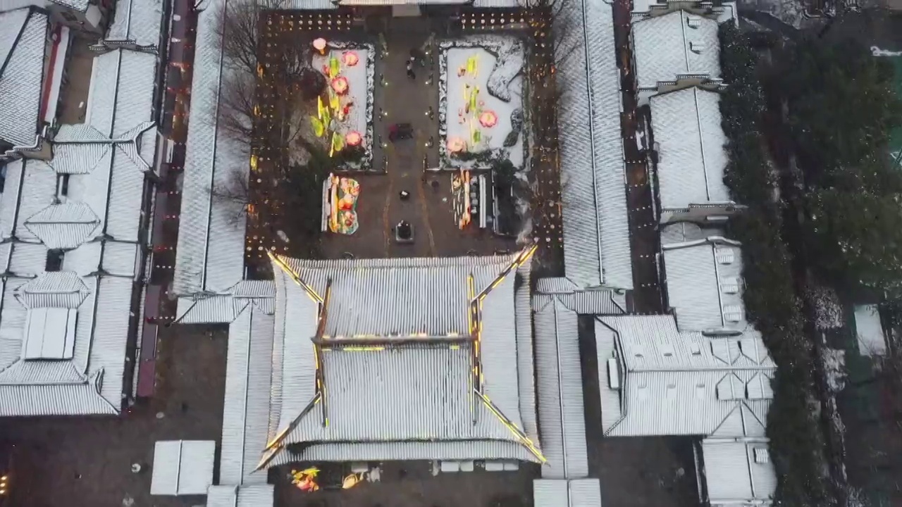 大雪中的南京夫子庙秦淮灯会，雪景航拍风光视频素材