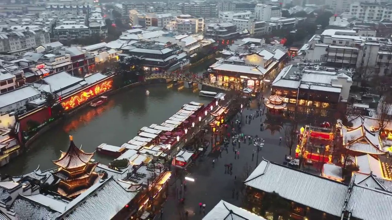 风雪中的南京夫子庙秦淮河雪景风光视频素材