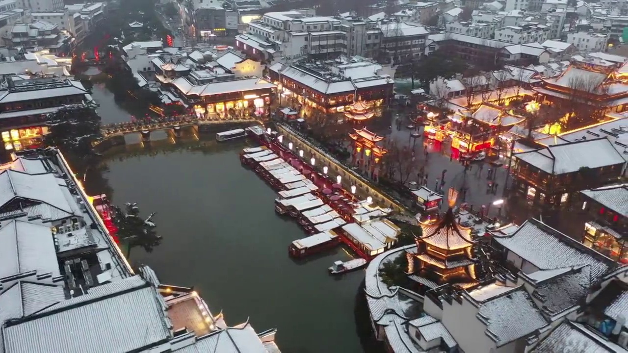 风雪中的南京夫子庙秦淮河雪景航拍风光视频素材