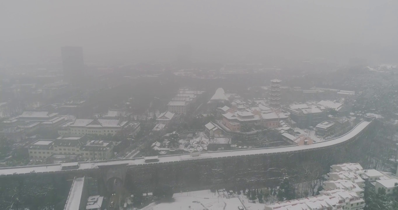 中国南京鸡鸣寺明城墙雪景视频下载