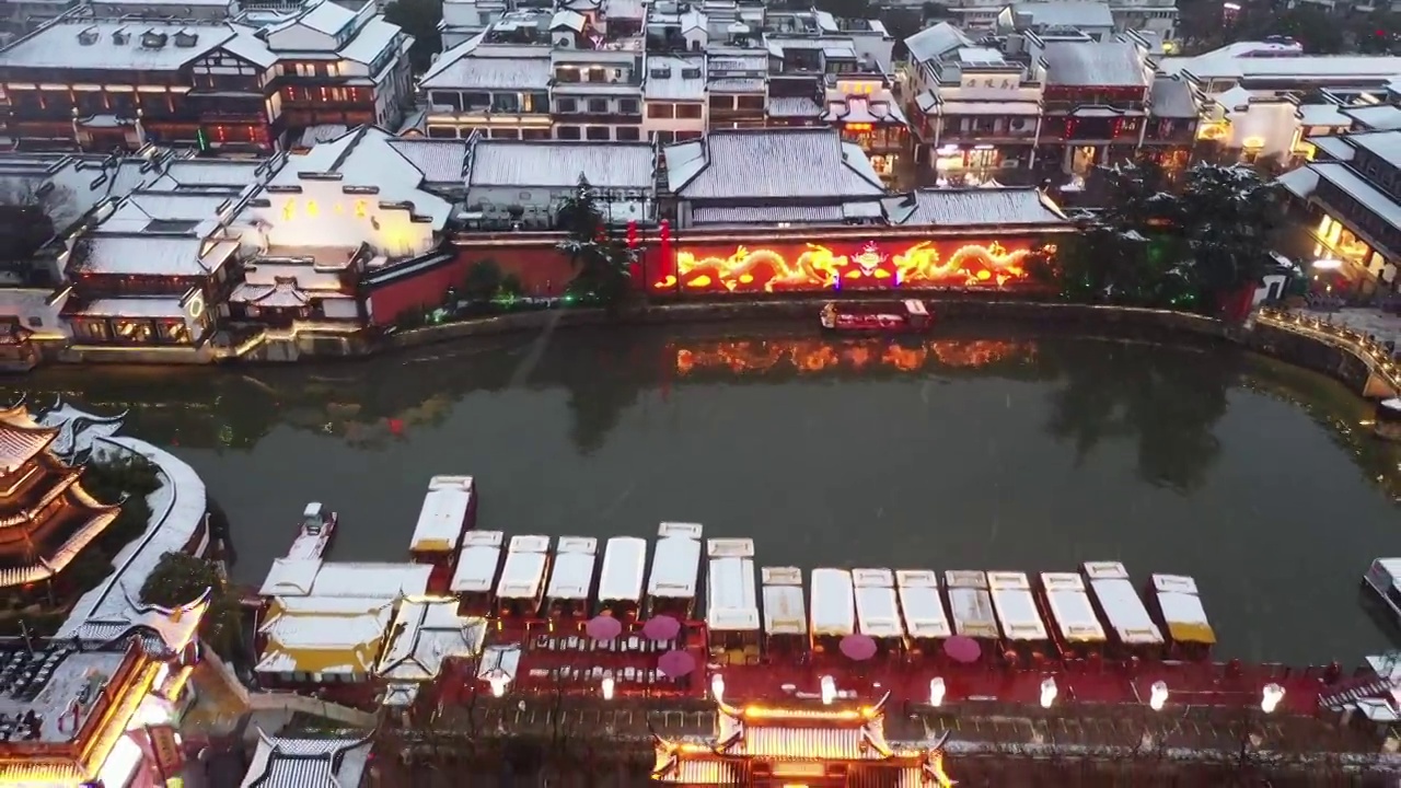 风雪中的南京夫子庙秦淮河雪景航拍风光视频素材