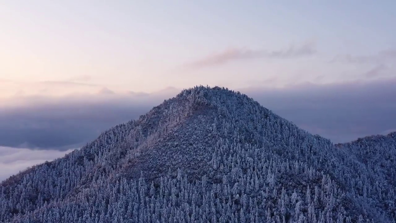 日出云海环绕雪山视频素材