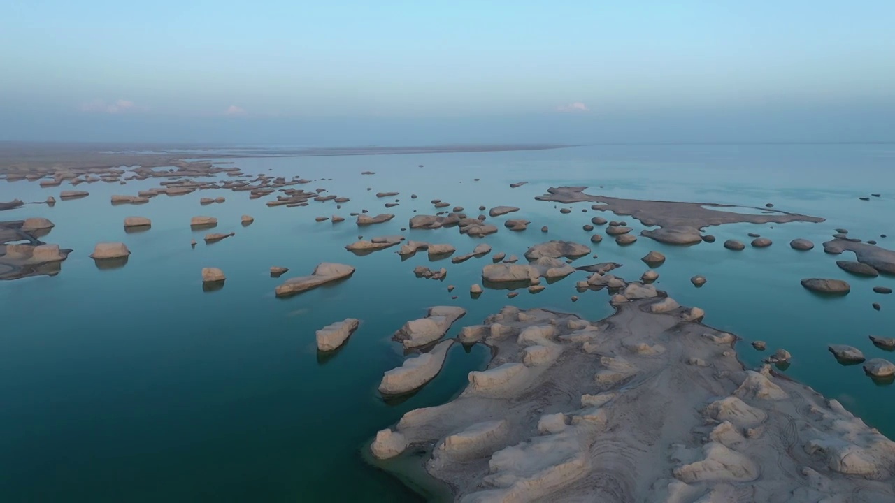 青海，水上雅丹，航拍俯拍视频素材