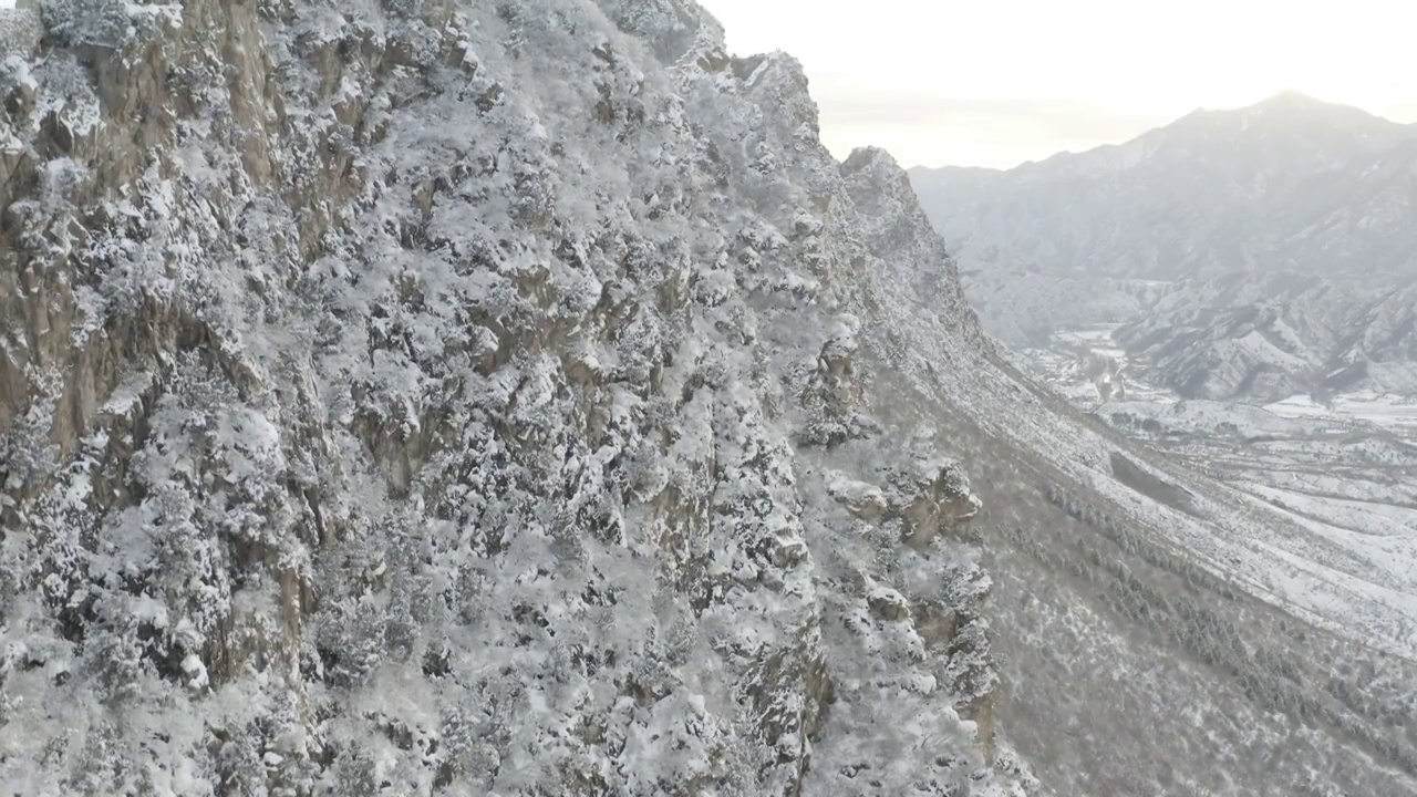 司马台明长城单边墙雪景航拍视频素材