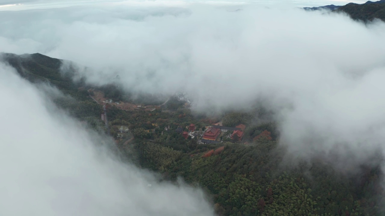 航拍云雾缭绕的金华北山黄大仙祖宫视频素材