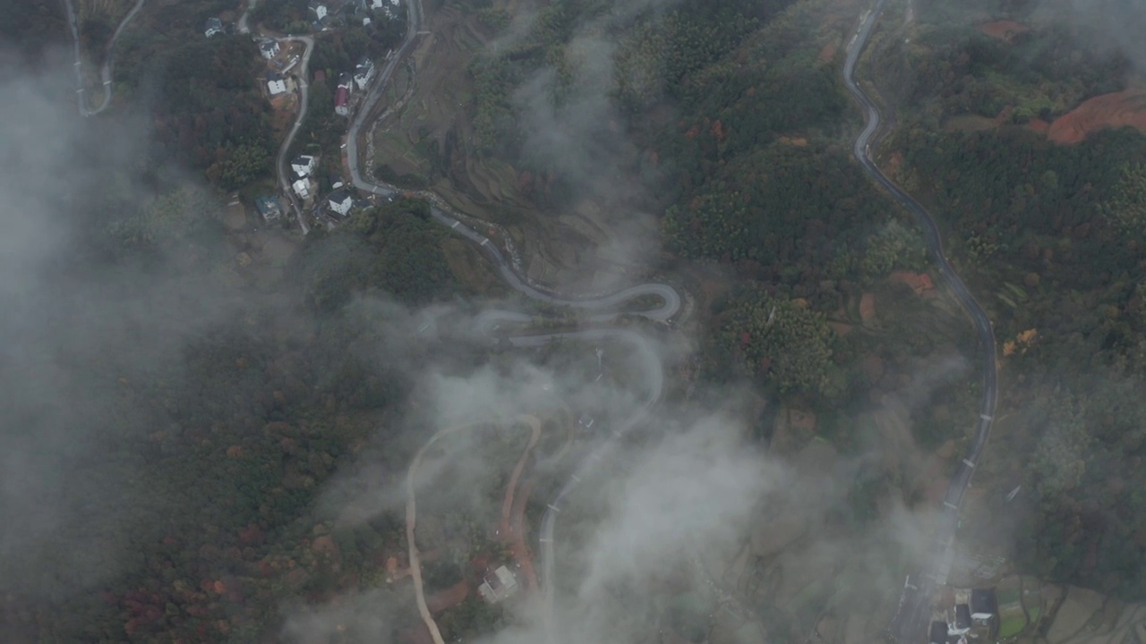 高视角航拍云海中的盘山公路视频素材