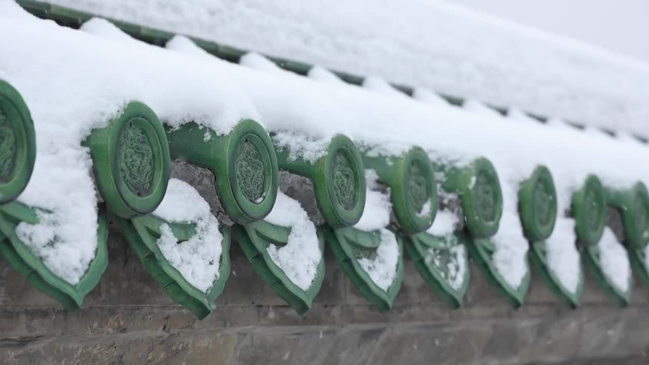 天坛雪天的瓦片积雪视频素材