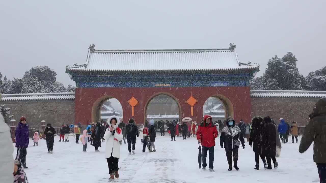 冬天雪中的北京天坛公园视频素材