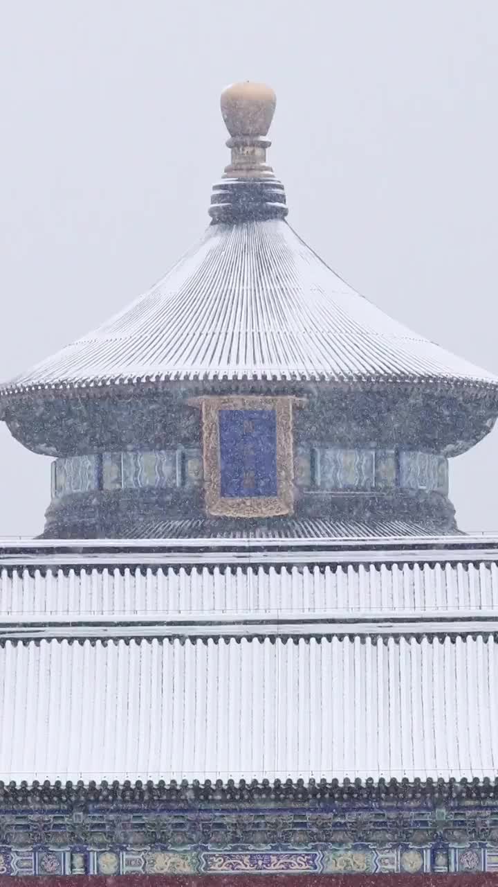 北京天坛祈年殿冬天的雪景，大雪中的古建筑。视频素材