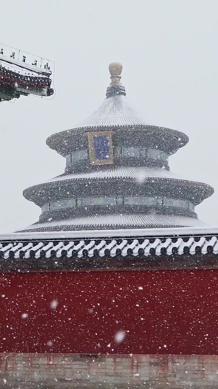 北京天坛祈年殿冬天的雪景，大雪中的古建筑。视频素材