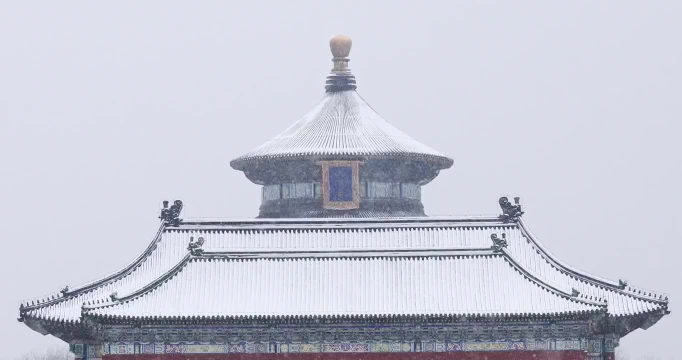 北京天坛祈年殿冬天的雪景，大雪中的古建筑。视频素材