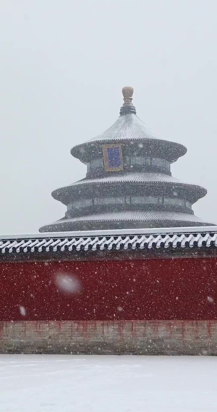 北京天坛祈年殿冬天的雪景，大雪中的古建筑。视频素材