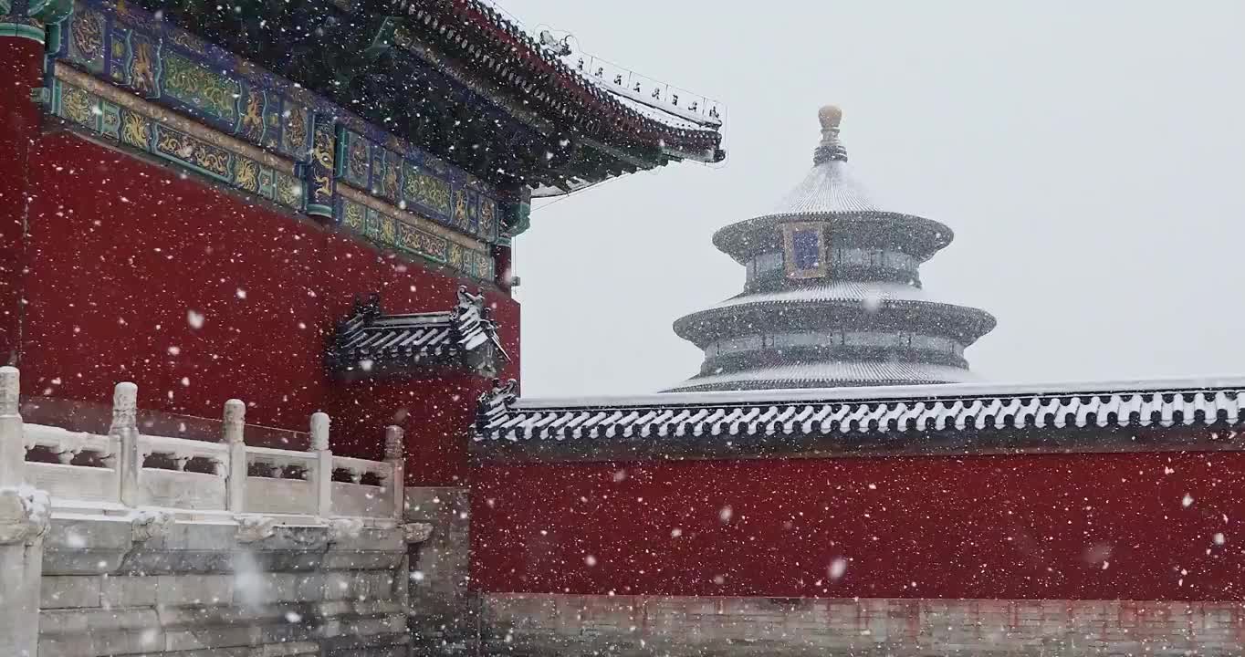 北京天坛祈年殿冬天的雪景，大雪中的古建筑。视频素材