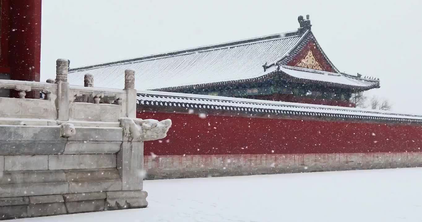 雪中的红墙与古建筑，汉白玉的石雕在雪中，北京天坛公园。视频素材