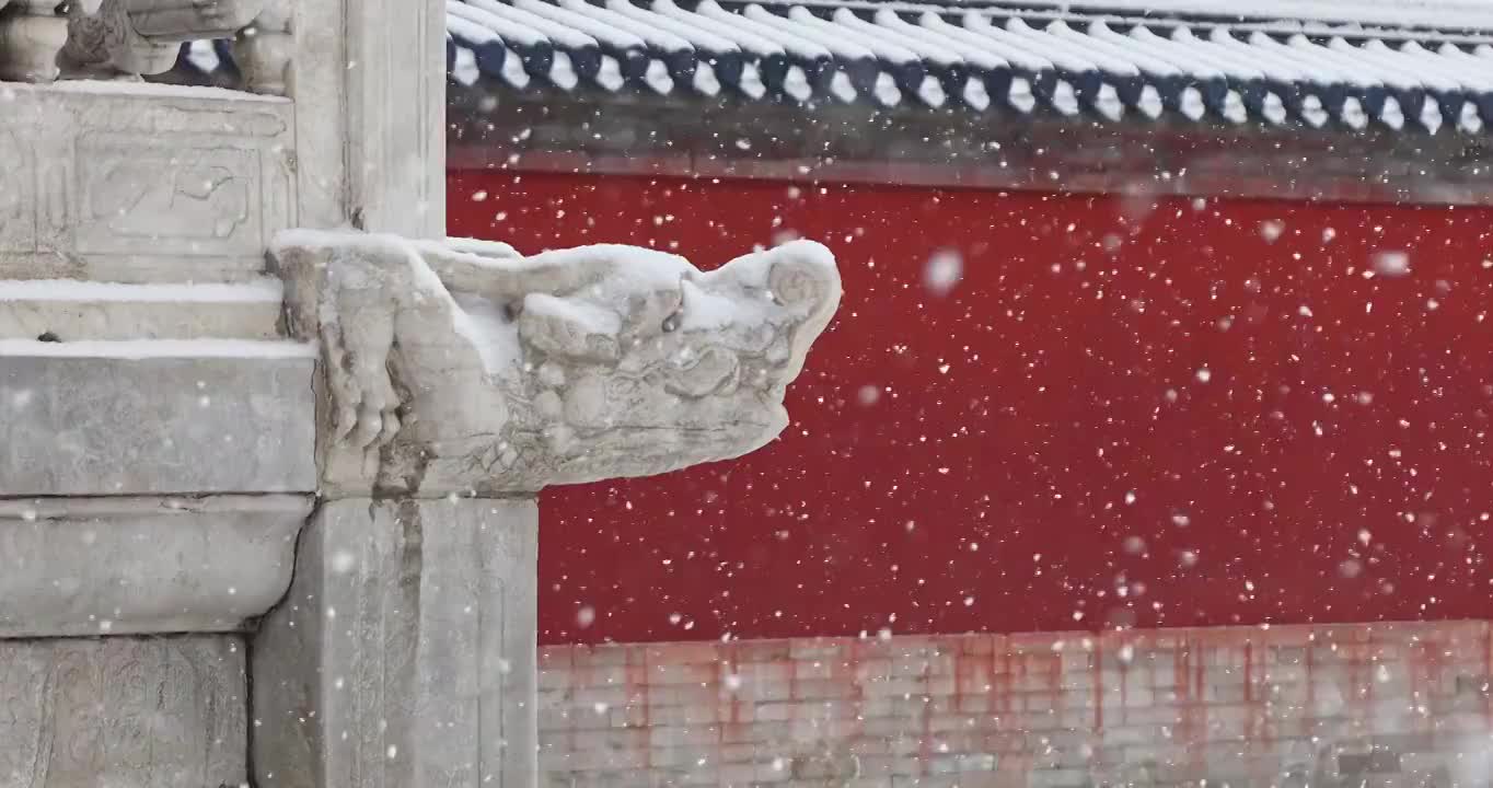 雪中的红墙与古建筑，汉白玉的石雕在雪中，北京天坛公园。视频素材