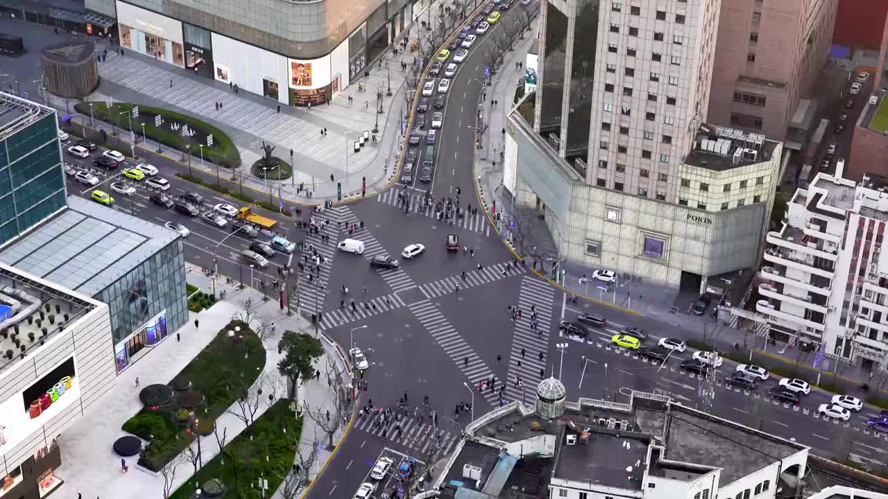 大城市高视角下繁忙的十字路口密集的车流和人流全景视频素材