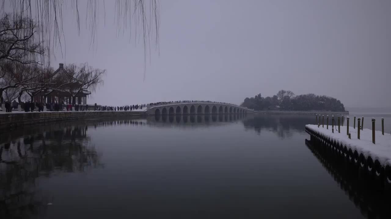 下雪天的颐和园十七孔桥视频素材