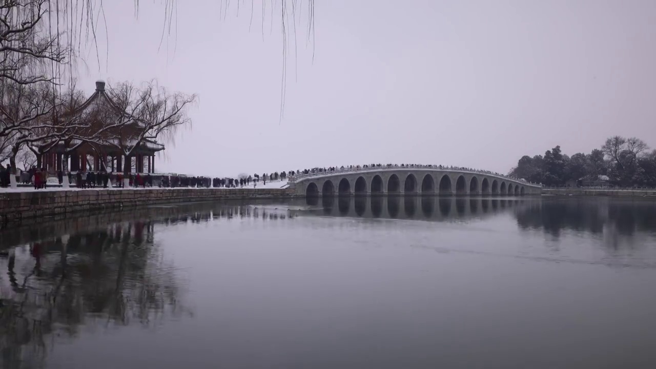 下雪天的颐和园十七孔桥视频素材