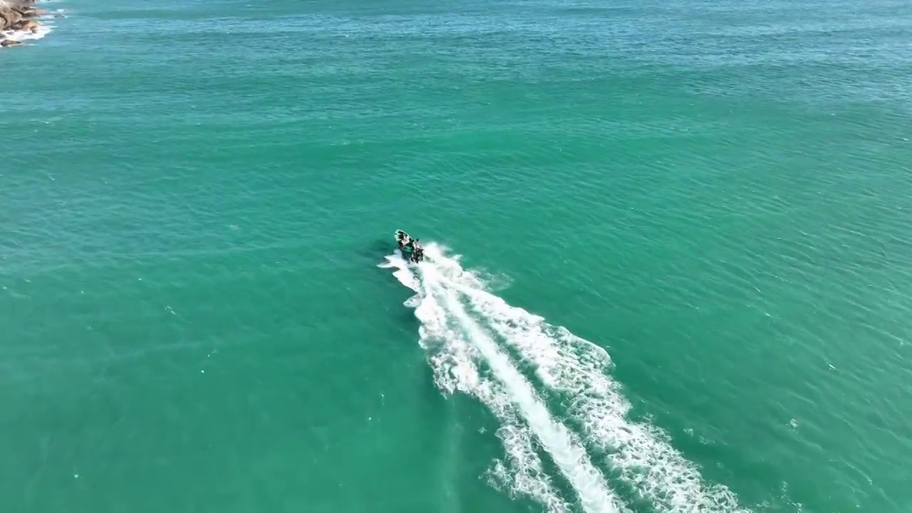 航拍海南度假海岛游艇大海沙滩视频素材