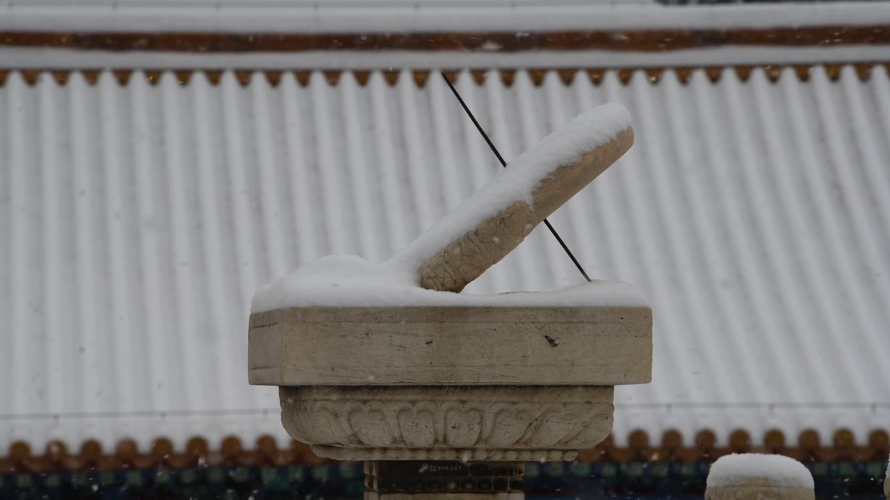 大雪中的北京故宫日晷视频素材