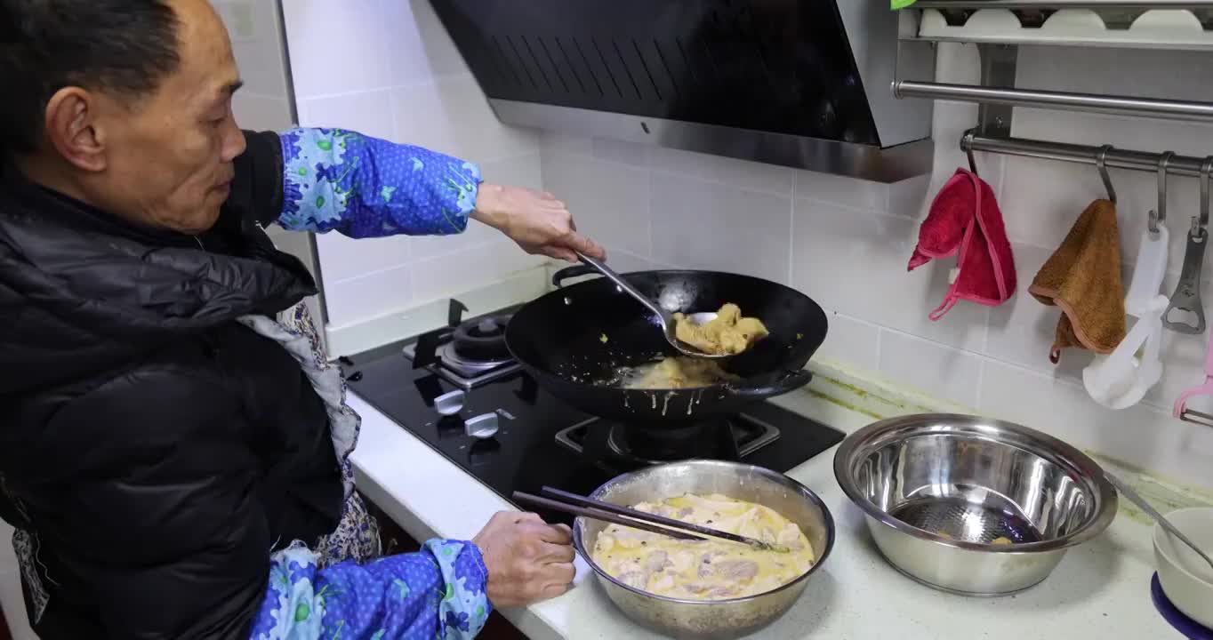 美食烹饪：厨师将油炸完毕的酥肉滤油装盘视频素材