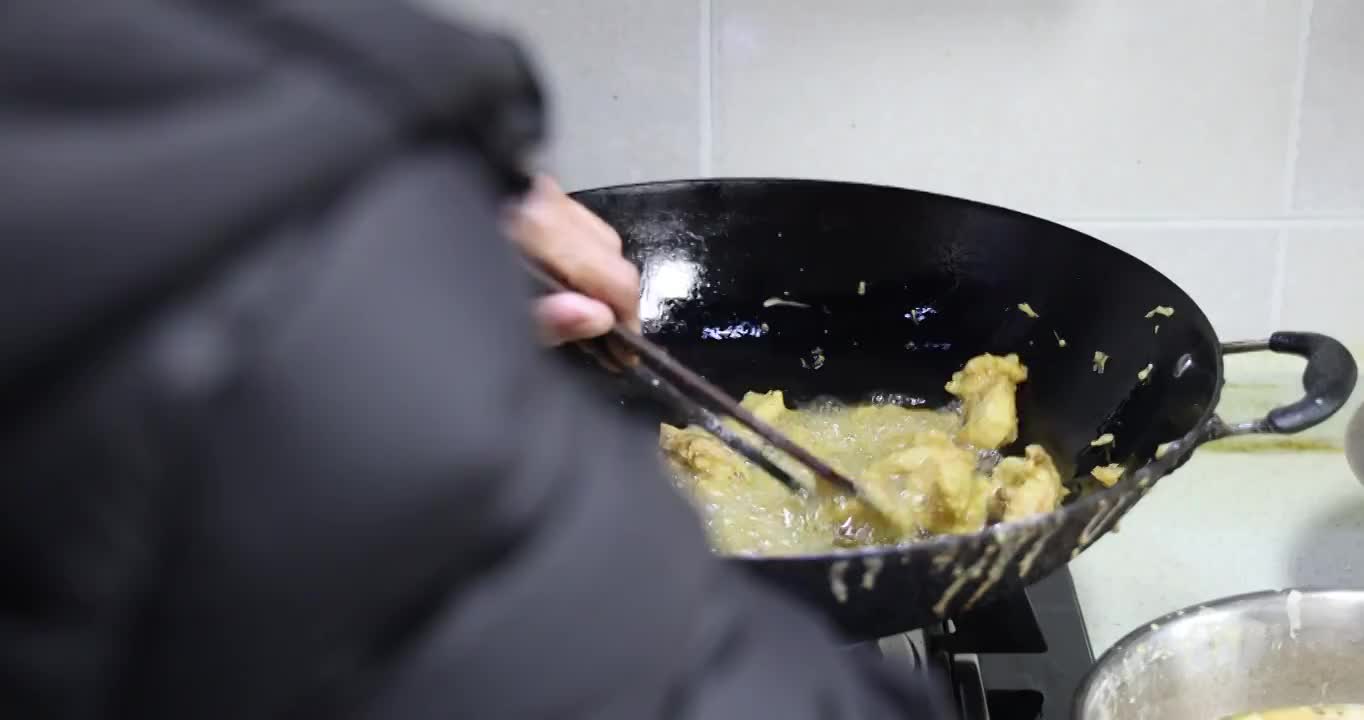 美食烹饪：滚动正在油炸的酥肉视频素材