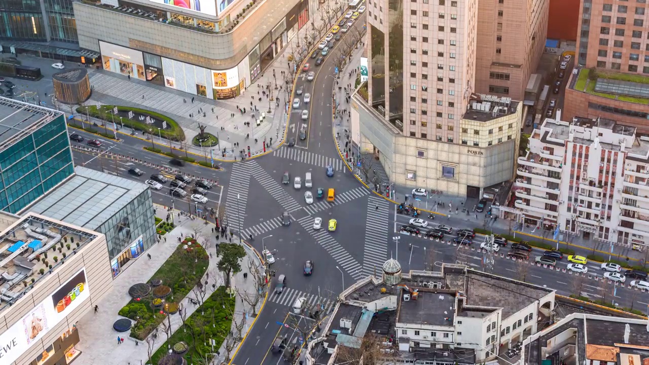 上海市中心高视角下繁忙的十字路口密集的人群和车流日落全景延时摄影视频素材