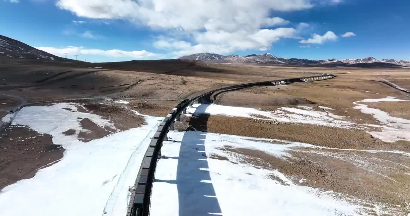 航拍西藏青藏高原上的青藏铁路视频素材